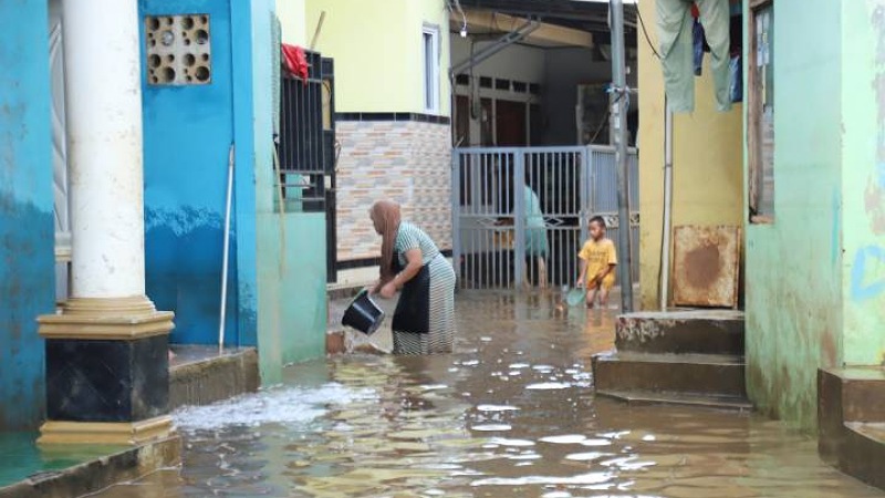 Banjir  di wilayah Candulan, Kelurahan Petir, Kecamatan Cipondoh, Kota Tangerang, Senin (6/4/26).  - Foto: Diskominfo Kota Tangerang -