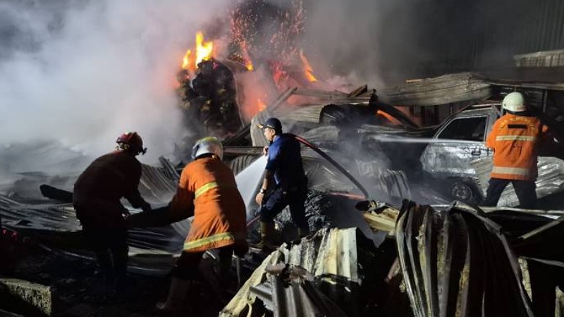 Limbah Terbakar di Jatiuwung! Damkar Kota Tangerang Berjibaku 7 Jam Jinakkan Api