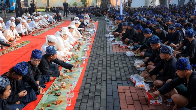 Gubernur Banten Andra Soni duduk lesehan, makan pagi bersama 1.552 warga Baduy dalam tradisi Mumuluk Bareng—simbol kebersamaan antara “Bapak Gede” dan masyarakat adat. - Biro Adpimpro Banten -