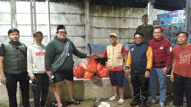 Dinas Sosial Kota Tangerang Selatan, melakukan distribusi bantuan darurat ke titik-titik terdampak banjir dan longsor - Foto: Dok Pemkot Tangsel -.