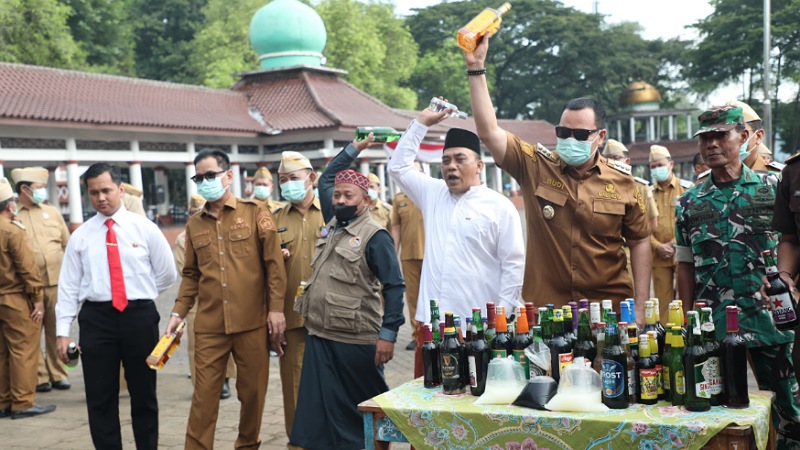 Wali Kota Serang Budi Rustandi memimpin pemusnahan ribuan botol miras ilegal - Foto: Dok Pemkot Serang -