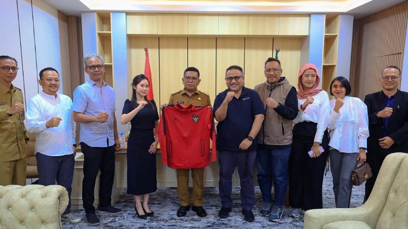 Gubernur Andra Soni saat menerima saat menerima audiensi pengurus Federasi Sepak Bola Mini Indonesia (FSMI) di Kantor Gubernur Banten, kawasan BLKI Jalupang, Serpong, Tangerang Selatan, Selasa (21/4/2026). - Biro Adpimpro Banten -