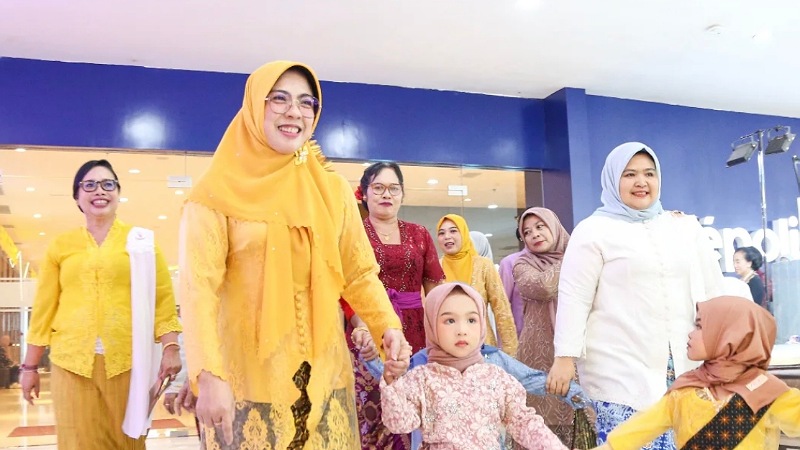 Ketua TP PKK Provinsi Banten Tinawati Andra Soni tampil anggun dalam Parade Kebaya Festival Hari Kartini 2026 di Mall of Serang - Foto: Biro Adpimpro Banten -