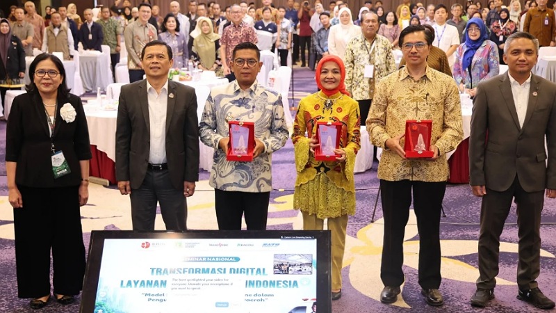 Gubernur Banten Andra Soni (baju batik) saat menghadiri  Seminar Nasional Transformasi Digital Layanan Kesehatan di Indonesia yang digelar di Ballroom BRIN, Jakarta, Senin (18/5/2026)  Foto: Biro Adpimpro Banten -