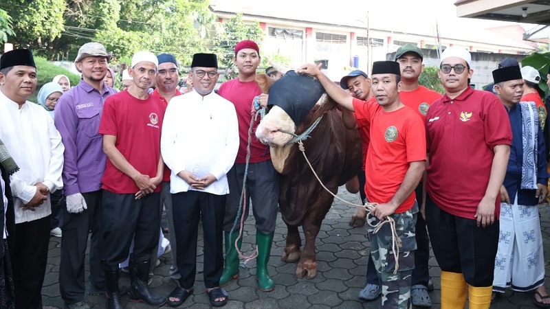 Gubernur Banten Andra Soni menyerahkan sapi kurban dari Presiden Prabowo Subianto di Masjid Al Mubarok Kreo, Kecamatan Larangan, Kota Tangerang, Rabu (27/5/2026) - Biro Adpimpro Banyen -