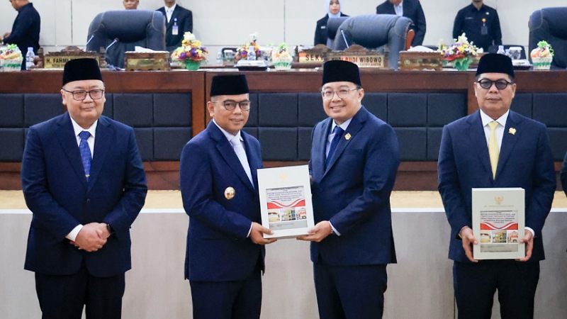 Pimpinan V BPK RI Bobby Adhityo Rizaldi menyerahkan penghargaan WTP BPK RI yang diterima Gubernur Banten Andra Soni - Foto: Biro Adpimpro Banten -