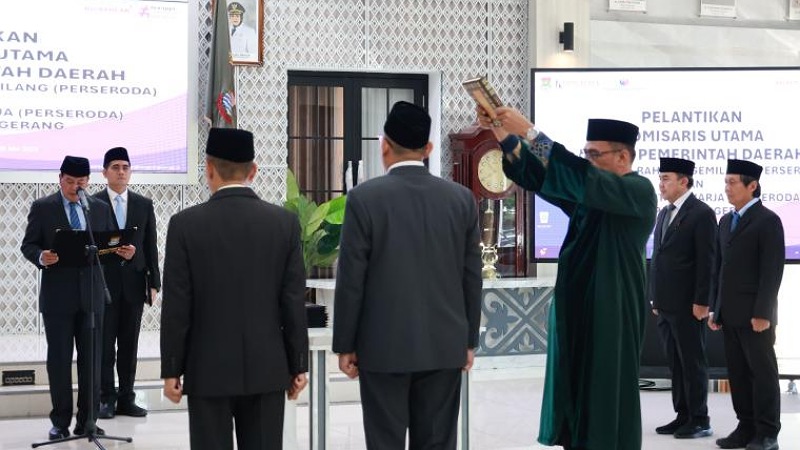 Bupati Tangerang Moch. Maesyal Rasyid melantik jajaran komisaris utama baru dua Badan Usaha Milik Daerah (BUMD) Kabupaten Tangerang, Selasa (26/5/2026) - Prokopim Tangerang -