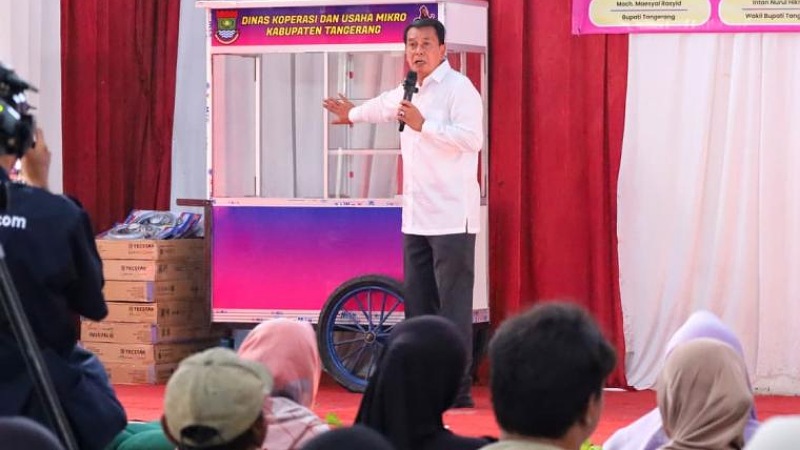 Bupati Tangerang Bagi-bagi Gerobak dan Kompor Gas untuk Warga Prasejahtera