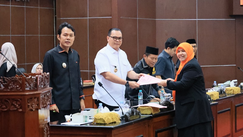 Wali Kota Serang Budi Rustandi menerima pengesahan dua Perda oleh DPRD Kota Serang - Foto: Dok Pemkot Serang -