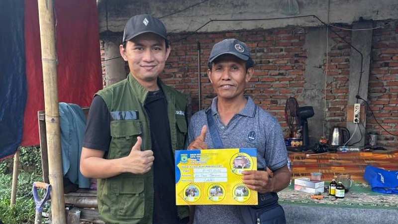 Petugas DKP Kota Tangerang memberikan stiker sehat lapak hewan kurban Idul Adha - Foto: Dok. Pemkot Tangerang -