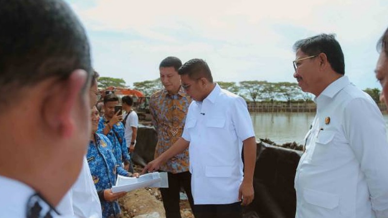 Gubernur Banten Andra Soni bersama Wali Kota Tangerang Sachrudin, saat meninjau Situ Bulakan, Rabu (20/5/2026). - Foto: Dok Pemkot Tangerang -