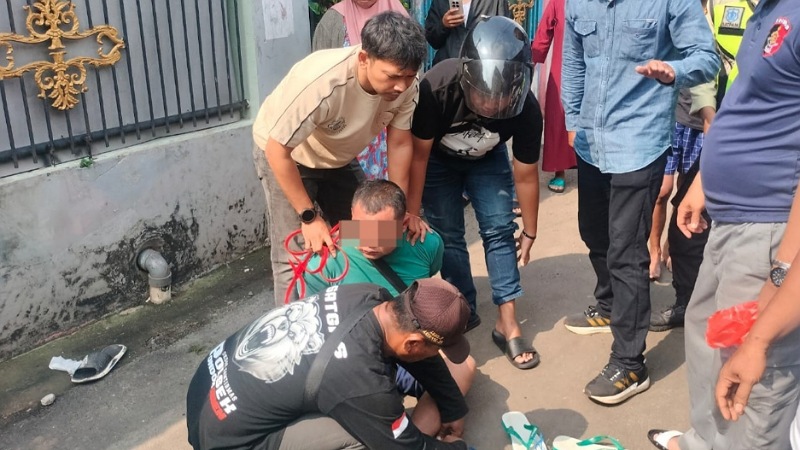 Pelaku Penusukan IRT di Tangsel diringkus polisi - Foto: Dok. PMJ -