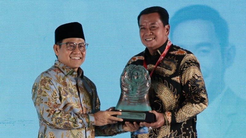 Menteri PM Muhaimin Iskandar menyerahkan Paritrana Award ke Kabupaten Tangerang, diterima langsung Bupati Maesyal Rasyid - Foto: Dok. Pemkab Tangerang -