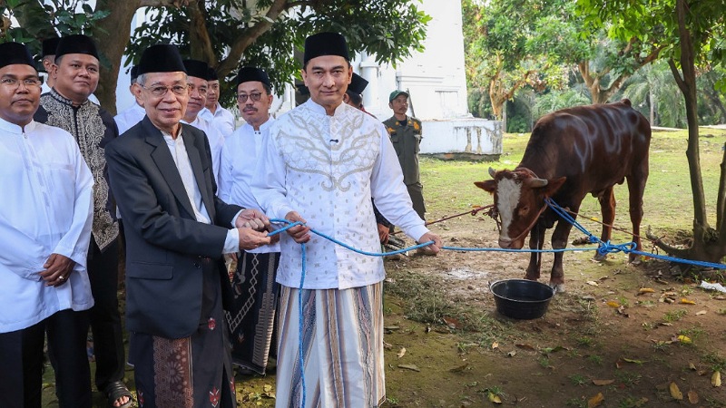 Wakil Gubernur Banten Achmad Dimyati Natakusumah secara simbolis menyerahkan hewan kurban yang dihimpun ASN - Biro Adpimpro Banten -