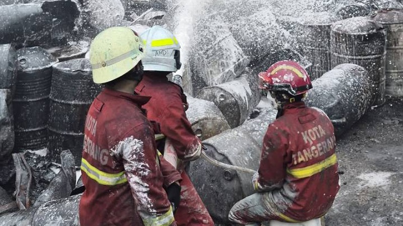 Petugas BPBD Kota Tangerang sedang berjuang menaklukan api di pabrik sandal di Cipondoh - Foto: BPBD Kota Tangerang -