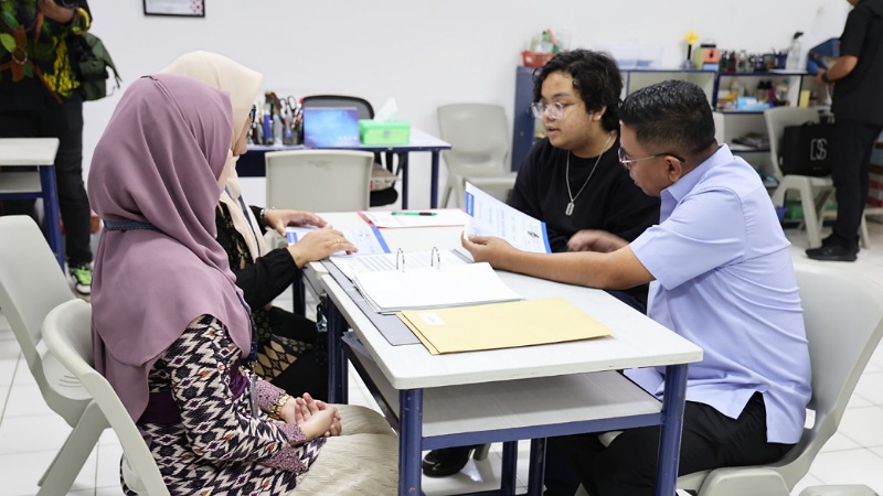 Gubernur Banten Andra Soni saat mendampingi langsung putranya, Raffiandra Putra mengambil rapor di Sekolah High/Scope Indonesia Bintaro, Kota Tangerang Selatan, Kamis (18/6/2026). - Biro Adimpro Banten -