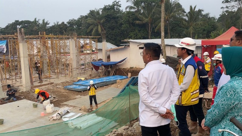 Gubernur Banten Andra Soni saat meninjau pembangunan Sekolah Rakyat Provinsi Banten di Desa Koranji, Kecamatan Cadasari, Kabupaten Pandeglang - Biro Adpimpro Banten -