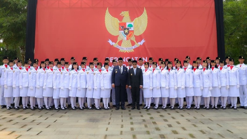 Wali Kota Tangsel Benyamin Davnie dan Wakil Wali Kota Pilar Saga Ichsan berfoto bersama Paskibraka usai acara Hari Pancasila - Foto: Dok Pemkot Tangsel -