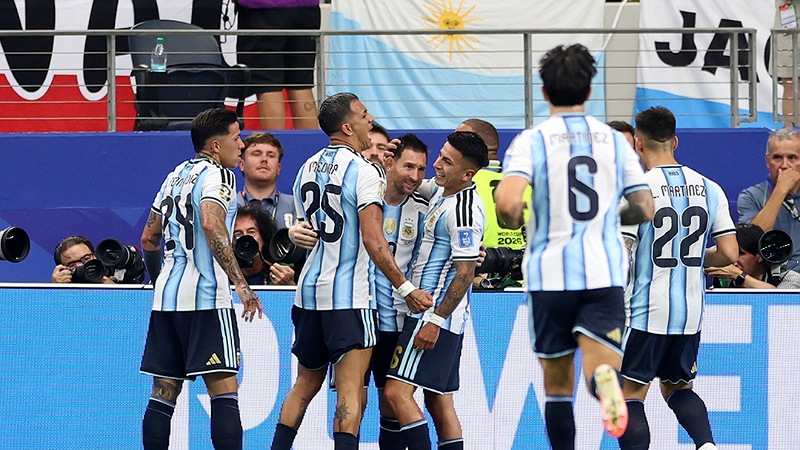 Borong Dua Gol: Goat Messi Pecahkan Rekor Dunia, Argentina Amankan Tiket 32 Besar