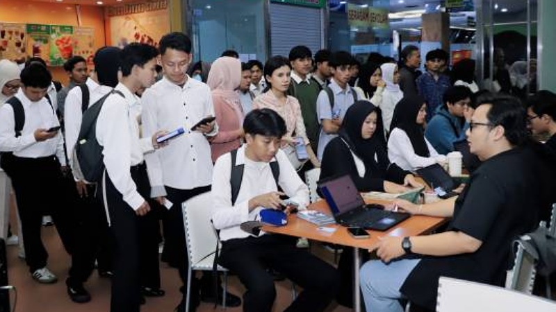 Para pencari kerja sedang mendaftar di Job Fair Kota Tangerang 2026 - Foto: Dok. Pemkot Tangerang -