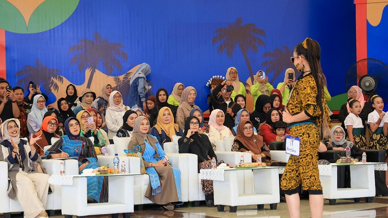 Ketua Dekranasda Provinsi Banten, Tinawati Andra Soni menghadiri gelaran Parade Wastra Banten - Biro Adpimpro Banten -
