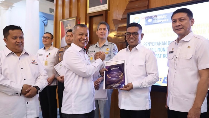 Gubernur Banten Andra Soni menerima penghargaan dari Ombudsman Republik Indonesia, Pemprov Banten opini “Kualitas Tinggi Tanpa Maladministrasi” - Foto: Biro Adpimpro Banten -