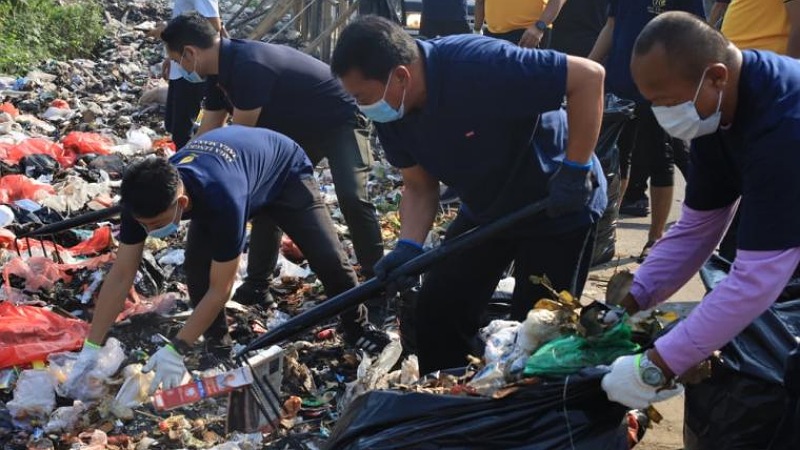 Bupati Tangerang Moch. Maesyal Rasyid turun langsung memimpin aksi Corve Jumat Bersih di Desa Tobat, Kecamatan Balaraja, Jumat (19/6/2026). - Prokopim Tangerang -