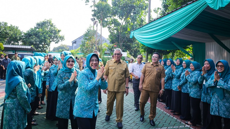 Wali Kota Tangerang Selatan Benyamin Davnie menyambut kedatangan tim penilai Lomba 10 Program Pokok PKK Tingkat Provinsi Banten - Foto: Dok. Pemkot Tangsel -