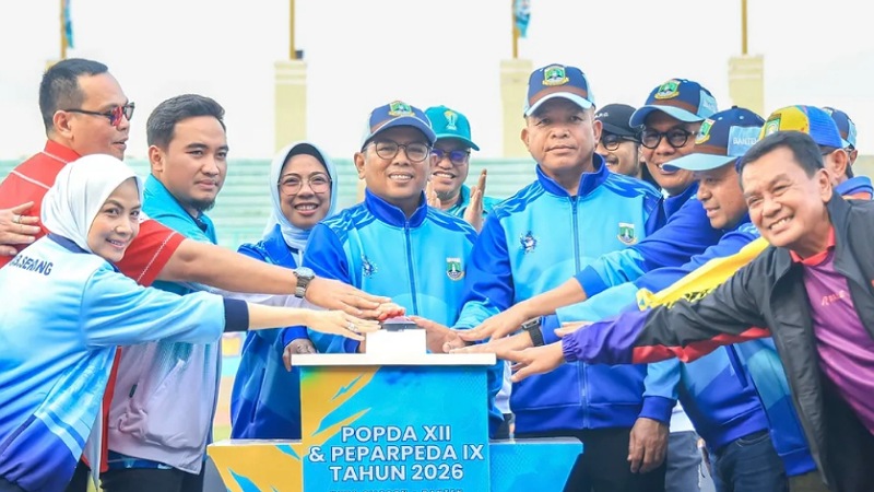 Gubernur Banten Andra Soni saat membuka Popda XII dan Peparpeda IX Provinsi Banten 2026 di Stadion Geger Cilegon, Kamis (11/6/2026) - Biro Adpimpro Banten -