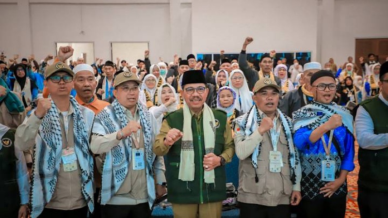 Wali Kota Tangerang Sachrudin menyambut kepulangan jemaah haji di debarkasi Asrama Haji Banten Grand El-Hajj Cipondoh, Kota Tangerang. - Foto: Dok Pemkot Tangerang -