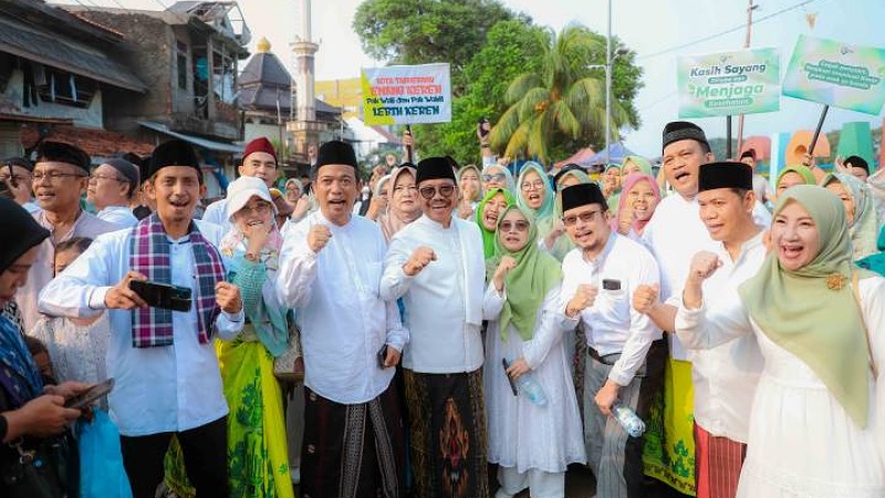 Wali Kota Tangerang Sachrudin mengikuti Jalan Sehat Sarungan, salah satu agenda paling ikonik dalam rangkaian Festival Al-A'zhom ke-13. - Foto: Dok. Pemkot Tangerang -
