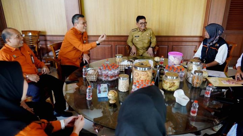 Wali Kota Tangerang Sachrudin saat menerima petugas pendataan dari BPS Kota Tangerang - Foto: Prokopim Tangerang -