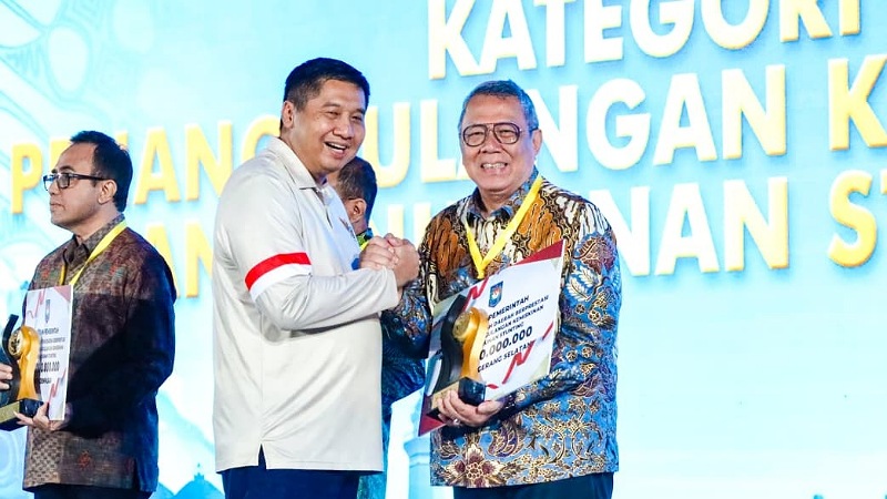 Tangsel Bersinar! Benyamin Bawa Pulang Penghargaan & Dana Rp1 Miliar dari Kemendagri