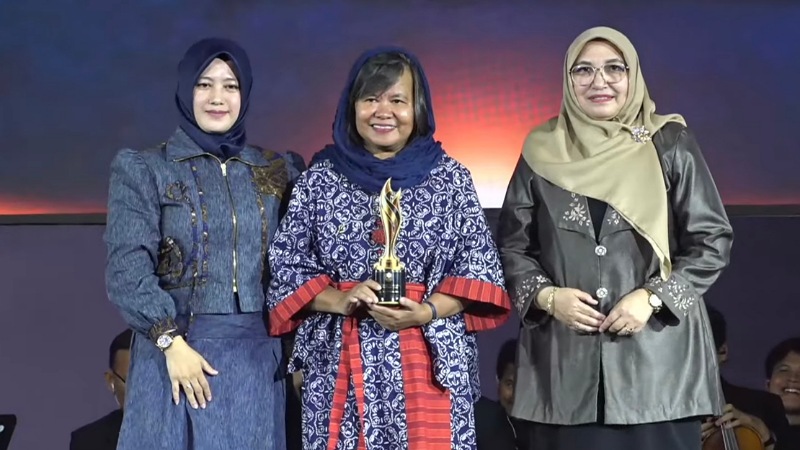 Tiga Dekade Perjuangkan Hak Perempuan, Yuniyanti Khuzaifah Raih IKALUIN Award 2026