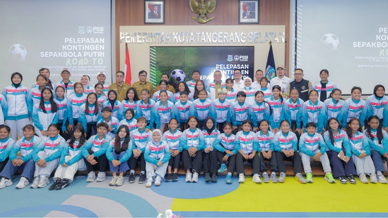 Wali Kota Tangsel Benyamin Davnie saat melepas tip sepakbola putri Tangsel yang akan mengikuti kompetisi nasional di Kudus, Jateng. - Foto: Dok. Pemkot Tangsel -