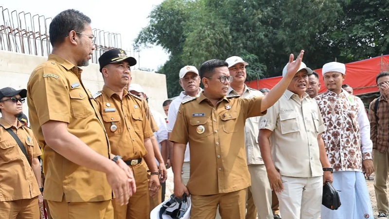 Gubernur Banten Andra Soni meninjau progres pembangunan di Desa Mekarsari, Kecamatan Carenang, Kabupaten Serang, Selasa (21/7/2026). - Biro Adpimpro Banten -