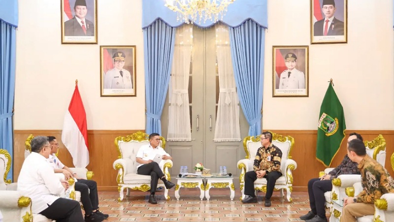 Gubernur Andra Soni saat menerima kunjungan General Manager PLN UID Banten, Tonny Bellamy, beserta jajaran di Gedung Negara Provinsi Banten, Kota Serang, Rabu (29/7/2026). - Biro Adpimro Banten -