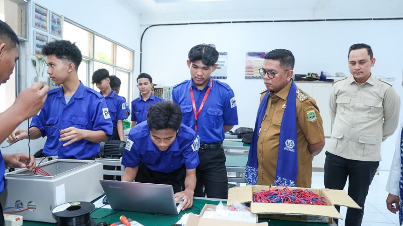 Gubernur Andra Soni saat meninjau pelaksanaan MPLS sekaligus mengevaluasi Program Sekolah Gratis di SMK Jaya Buana, Kecamatan Kresek, Kabupaten Tangerang, Selasa (14/7/2026). - Biro Adpimpro Banten -