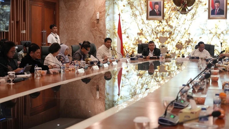 Menteri PKP Maruarar Sirait, Mendagri Tito Karnavian, dan Kepala BPKP M. Yusuf Ateh saat berdiskusi dengan para asosiasi pengembang perumahan - Foto: Dok Kementerian PKP -