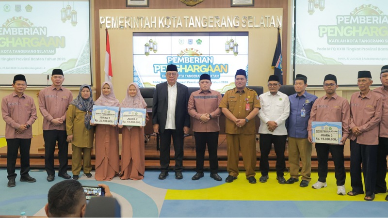 Wali Kota Tangerang Selatan Benyamin Davnie memberikan penghargaan kepada kafilah MTQ Tangsel - Foto: DOk Pemkot Tangsel -