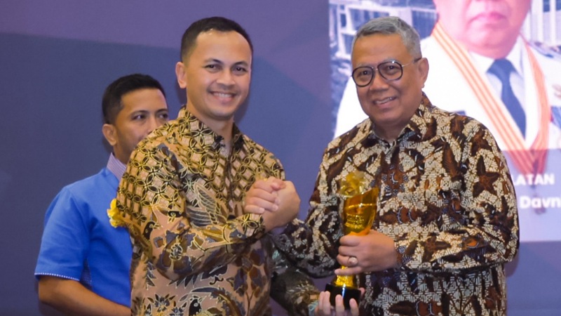 Wali Kota Tangsel Benyamin Davnie meraih Pemred Award 2026 sebagai Wali Kota Terbaik Bidang Komunikasi dan Informasi Publik - Foto: Dok. Pemkot Tangsel -