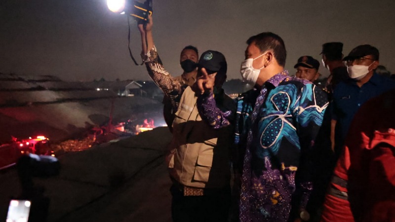 Bupati Tangerang Moch. Maesyal Rasyid meninjau kebakaran yang melanda TPA Jatiwaringin, Kecamatan Mauk, Selasa (30/6/2026) malam - Prokopim Tangerang -