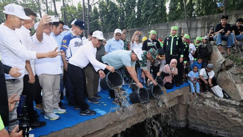 Wali Kota Tangerang Sachrudin bersama Menteri LH Jumhur Hidayat di acara Festival Kalisabi di Kota Tangerang - Foto: Dok. Prokopim Kota Tangerang -