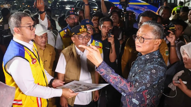 Gubernur Banten Andra Soni bersama Menteri PU Dody Hanggodo saat meninjau ruas jalan nasional Serdang–Bojonegara, Senin (6/7/2026) malam. - Foto: Ig adpim.dokpim.banten -