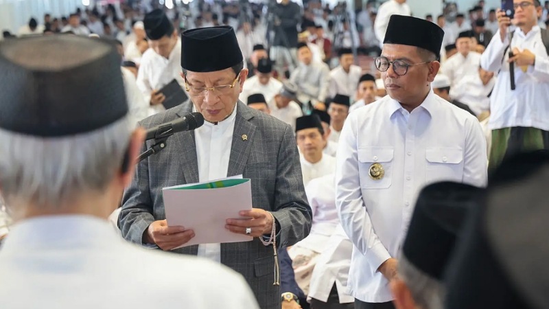 Gubernur Banten Andra Soni mendampingi Menag Nasaruddin Umar di acara Tablig Akbar PW IPIM Banten yang digelar di Masjid Baitul Muktar, BSD, Pagedangan, Kabupaten Tangerang, Jumat (3/7/2026). - Biro Adpimpro Banten -