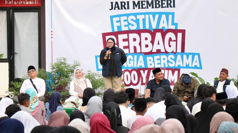 Wabup Tangerang Intan Nurul Hikmah saat menghadiri Festival Berbagi Bahagia Bersama 200 Anak Yatim yang digelar Komunitas Jari Memberi di Kantor Kelurahan Sukabakti, Minggu (12/7/2026) - Prokopim Tangerang -