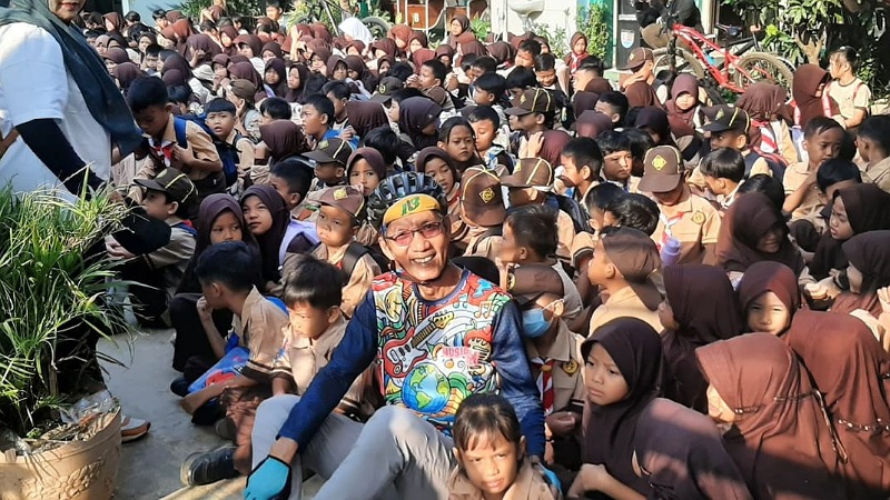 Komunitas sepeda Musicycle menggelar program Sekolah Hijau di SDN Ciledug Barat, Benda Baru, Pamulang, Kota Tangerang Selatan, Sabtu (25/7/2026). - RMN -