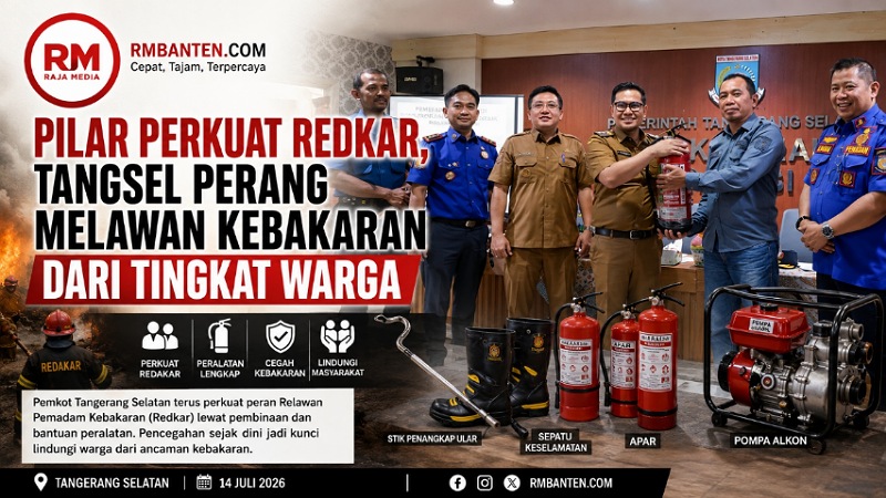 Wakil Wali Kota Tangerang Selatan Pilar Saga Ichsan saat menyerahkan APAR kepada Redkar Tangsel - RMN -