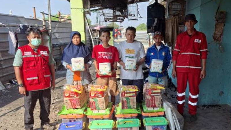 PMI Kota Tangerang menyalurkan bantuan kemanusiaan ke warga terdampak kebakaran di Kecamatan Neglasari - Prokopim Kota Tangerang -