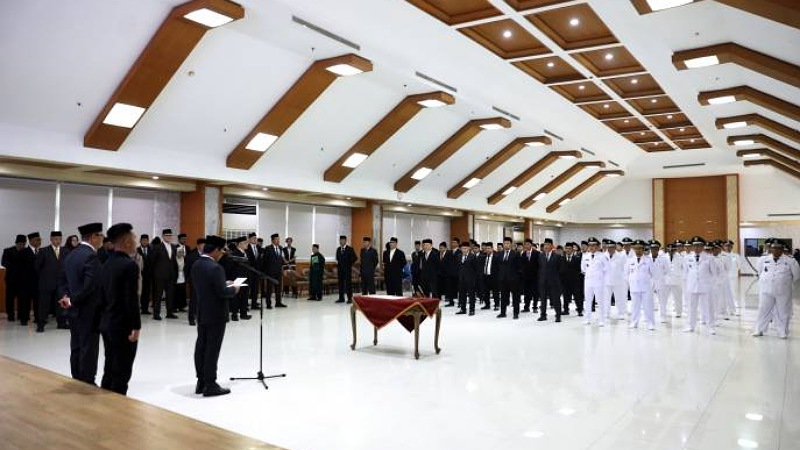 Wali Kota Tangerang Sachrudin melantik dan mengambil sumpah jabatan 102 pejabat, mulai dari Pejabat Pimpinan Tinggi Pratama, Administrator, Pengawas, hingga dokter yang mendapat tugas tambahan sebagai Kepala UPT Puskesmas. - Prokopim Kota Tangerang -